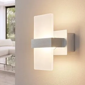 Lindby LED-vägglampa Yorick med vitt plastbländskydd