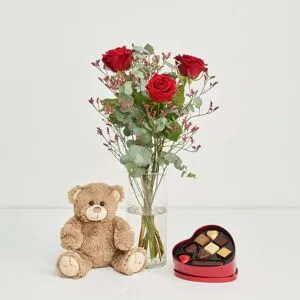 Interflora Den søde valentinsbuket - røde roser med hjerte med chokolade og bobo