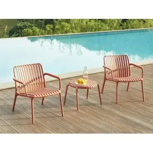 Vente-unique Conjunto de lazer de jardim em polipropileno: 2 cadeirões baixos empilháveis e uma mesa de centro vermelho - SESEH de MYLIA