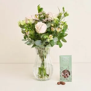 Interflora Den henrivende sommerbuket med CHO CHO Chokolademandler