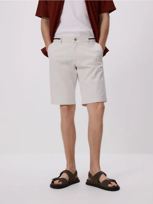 Reserved - Szorty chino regular - beżowy